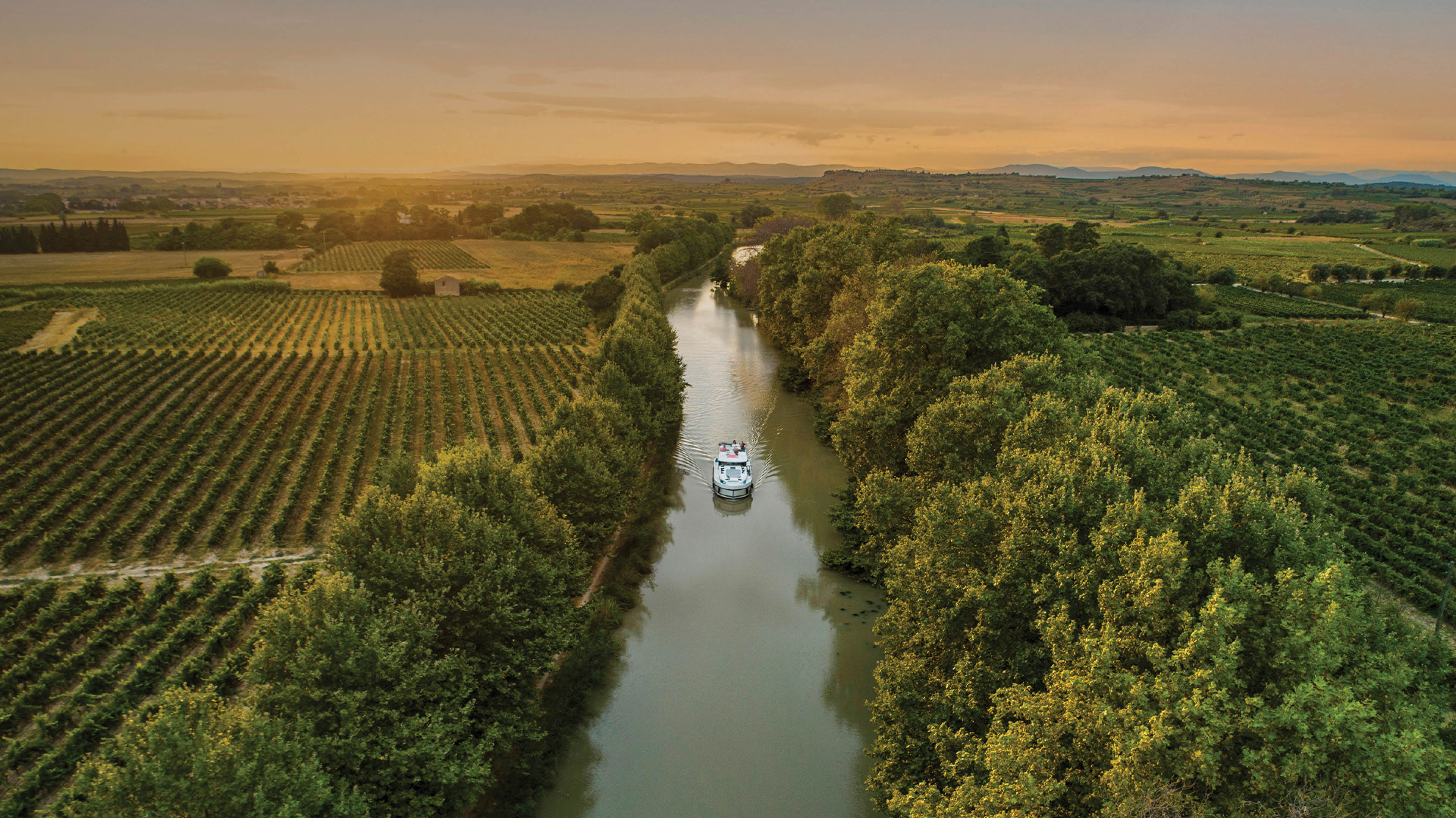 Bateau naviguant sur le Canal du Midi en France