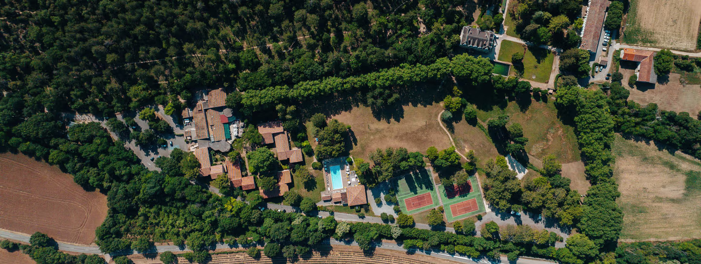 Club Domaine de Château Laval dans un parc arboré à Gréoux-les-Bains